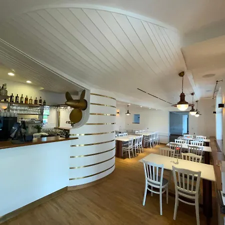 Laguna & Restaurant Готель 3*