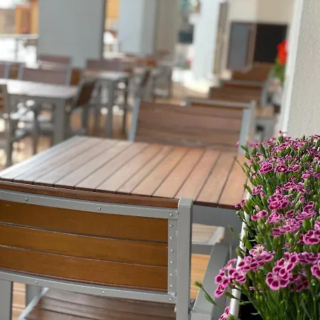 Готель Laguna & Restaurant Чеське Будєйовіце