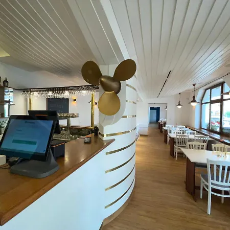 מלון Laguna & Restaurant 3*